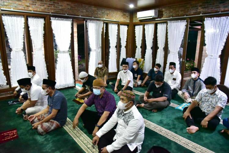 Dikediamannya, Edy Rahmayadi Laksanakan Shalat Gerhana Bulan