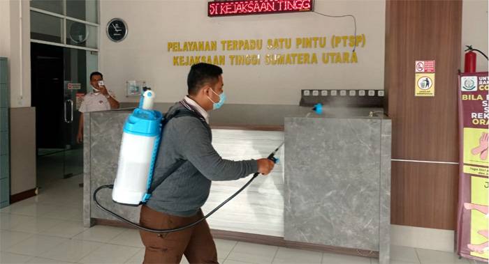 Selain Rapid Antigen, Kejati Sumut Juga Lakukan Penyemprotan Disinfektan ke Seluruh Ruangan