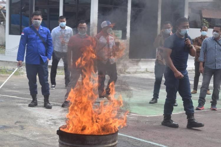 Seluruh Pegawai Kejari Ikuti Simulasi Kebakaran dan Gempa Bumi