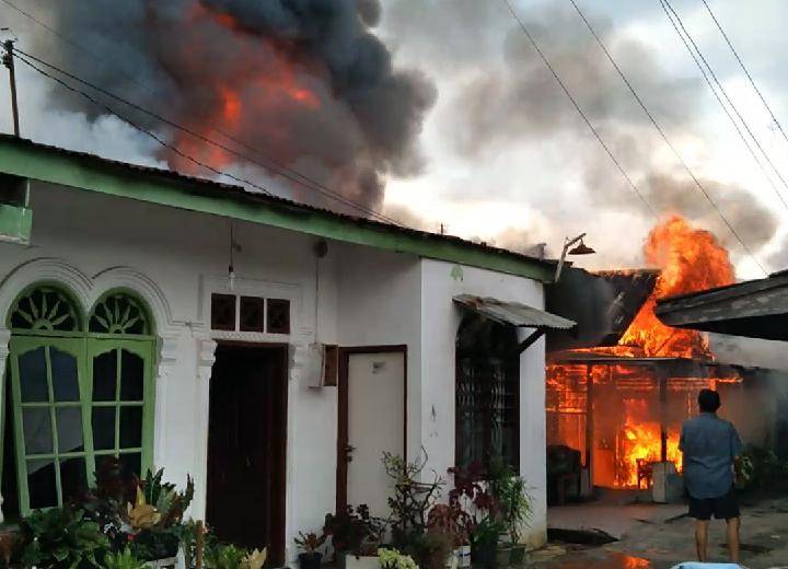 Ditinggal Pemiliknya, Rumah Dewi Dilalap Api