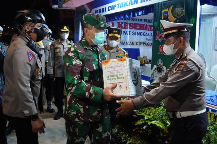 Danrem 032 Bersama Forkopimda  Pantau Malam Takbiran di Kota Padang