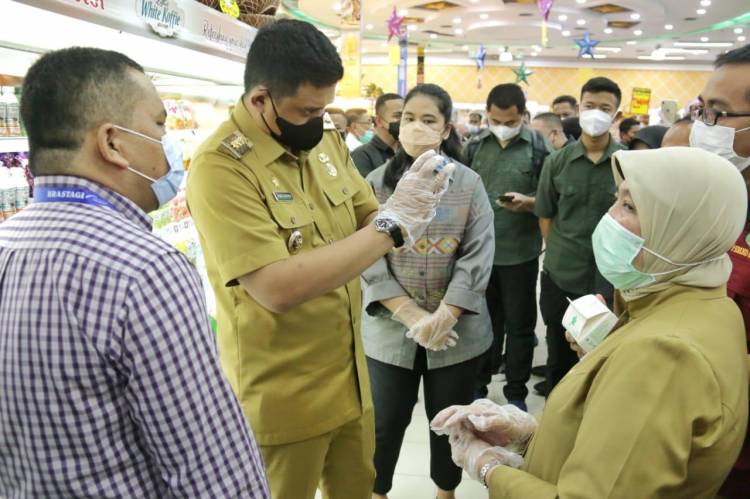 Jelang Hari Raya Idul Fitri 1442 H, Wali Kota Medan Bersama Ketua TP PKK Kota Medan Tinjau Bahan Pangan di Pusat Perbelanjaan Berastagi Supermarket