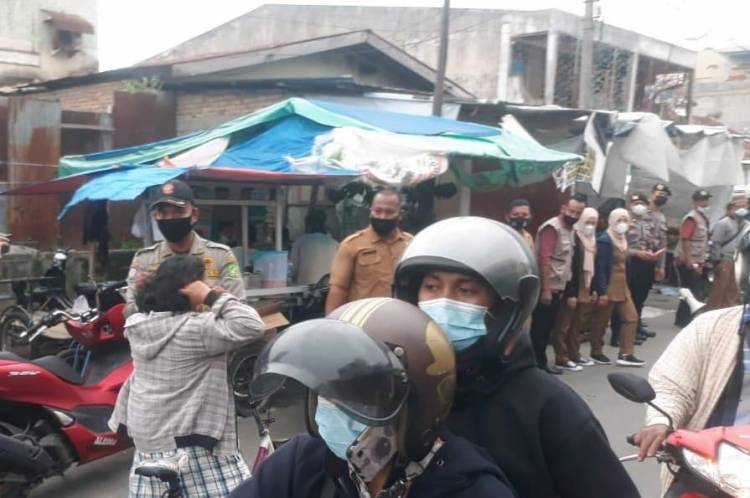 Petugas Satgas Covid-19  Patroli Prokes dan Pengawasan PPKM Mikro di Kecamatan Medan Timur