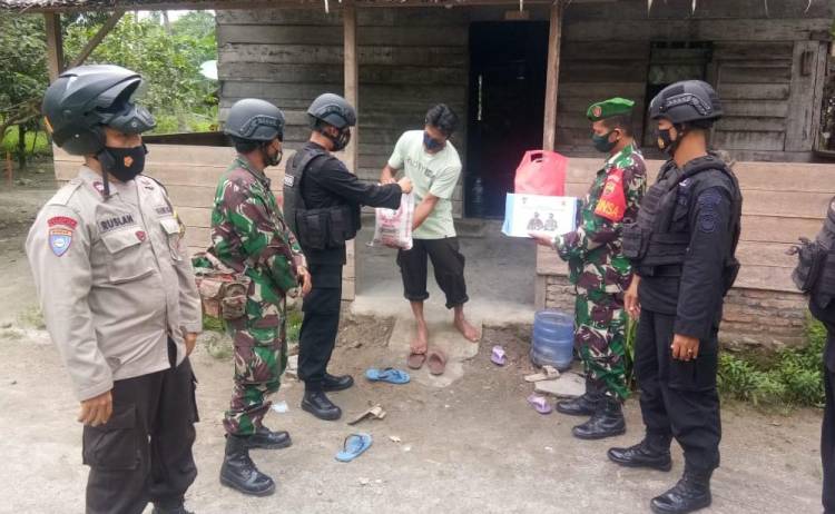 Sinergitas TNI-POLRI, Kompi 3 Yon B Pelopor Sumut Bagikan Sembako Kepada Masyarakat