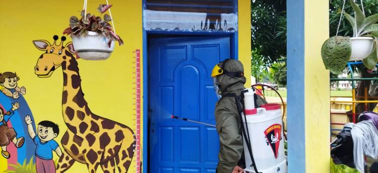 Kompi 2 Yon A Pelopor Brimob Sumut Lakukan Penyemprotan Disinfektan