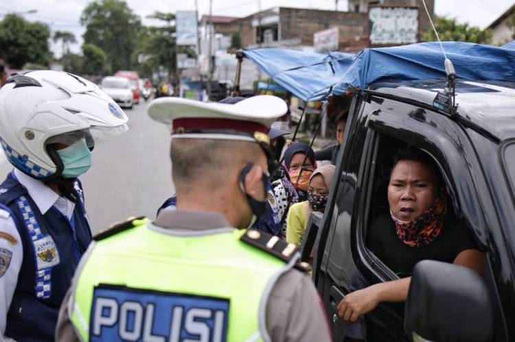 Pengendara Masuk Ke Medan Di Periksa dan Jalani Test Swab Antigen di Pos cek point Penyekatan