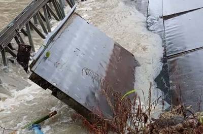 Diterjang Banjir, Jembatan Simeulue Tak Bisa di Lalui arga