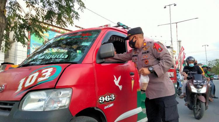 Peduli Terhadap Sesama, Polisi Bersama Warga Mampu Berbagi Takjil Jelang Berbuka Puasa