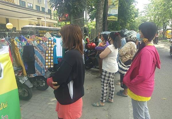 Sambut Hari Raya Idul Fitri, Polsek Sunggal Bagikan Pakaian Gratis