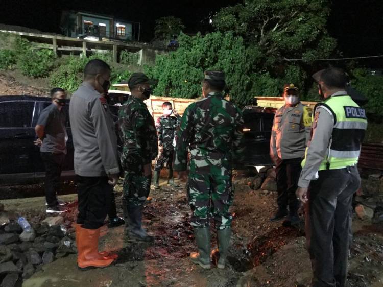Parapat Dilanda Banjir Bandang dan Longsor, Personil SAR Brimob Poldasu Diturunkan