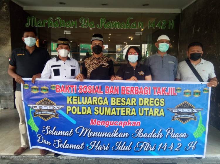 Membagi - bagikan takjil kepada pengendara Becak Bermotor