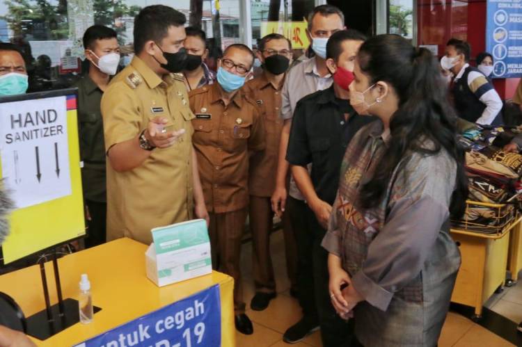 Jelang Lebaran 2021, Wali Kota Medan bersama Ketua TP PKK tinjau Pusat Perbelanjaan Ramayana