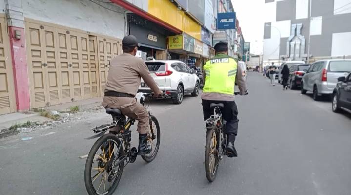 Naik Sepeda, Ka Pospam V Carrefour Bersama Personel Gelar Patroli Dialogis dan Bagikan Masker