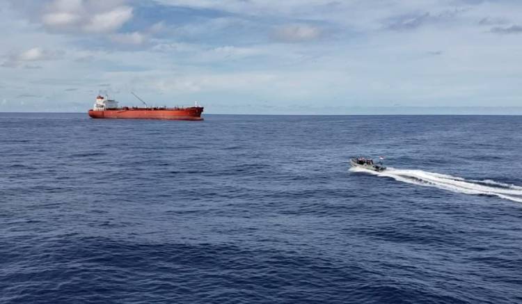 Mayday...Mayday... Mayday... TNI AL Selamatkan Warga Negara Asing Usai Terapung Selama 8 Jam di Natuna