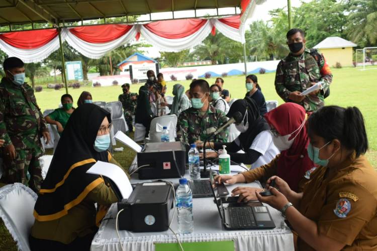 Kodim 0204/DS Bersama Yonif 121/MK Gelar Vaksinasi Serentak
