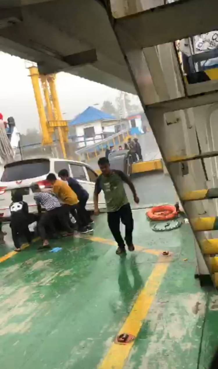 Putusnya Sling Run Door, Mobil Kecebur Dalam Danau Toba