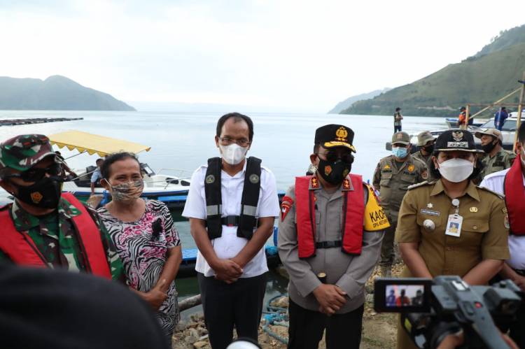 Kapolda Sumut Tinjau Penertiban Keramba Jaring Apung di Kawasan Danau Toba