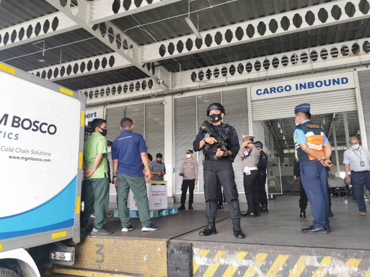 Brimob Bersenjata Lengkap Lakukan Pengawalan Vaksin Covid-19 di Provinsi Sumut