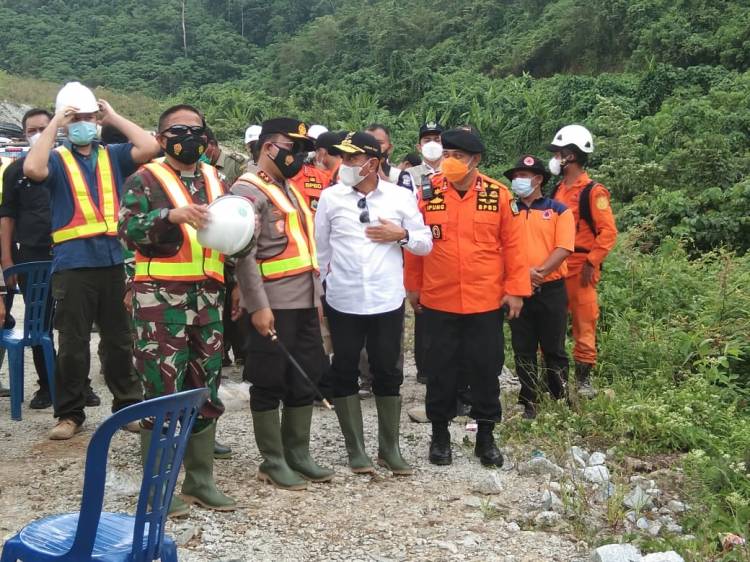 Kapoldasu, Gubsu dan Pangdam I/BB Tinjau Lokasi Longsor di Tapanuli Selatan