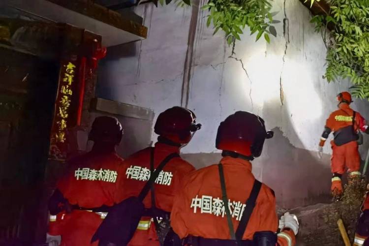 Gempa Guncang China 7,3 SR