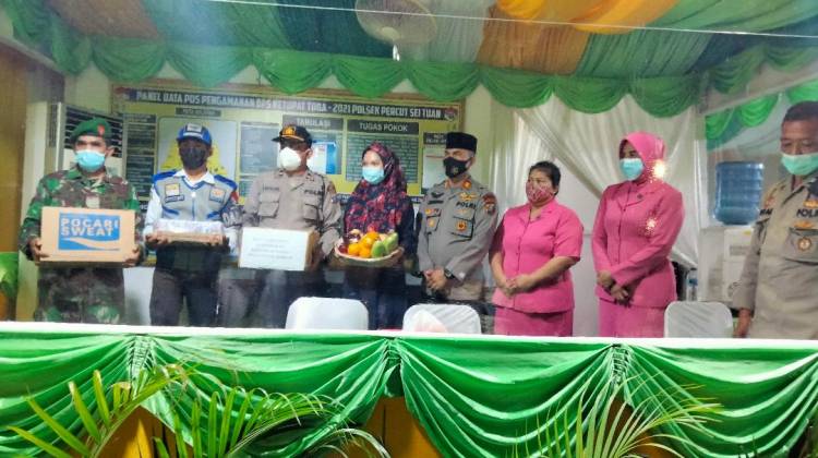 Pos PAM 06 Aksara Terima Bingkisan Lebaran Dari Ketua Cabang Bhayangkari Medan
