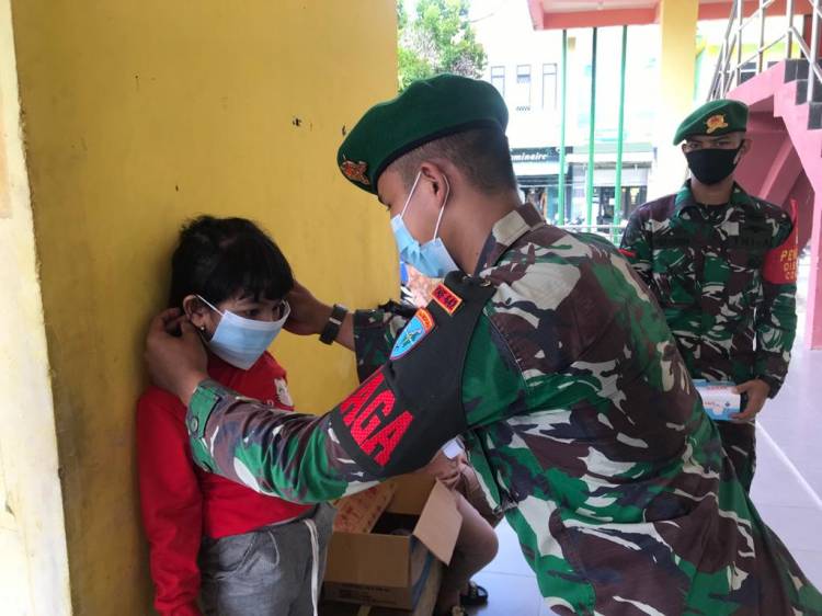 Patuhi Protokol Kesehatan, Batalyon Infanteri 642/Kapuas Bagikan Masker Kepada Warga