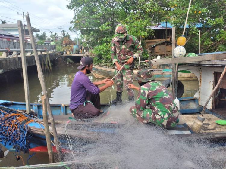 Prajurit Yonif 645/Gty Laksanakan Komsos Dengan Masyarakat Nelayan di Desa Sebubus