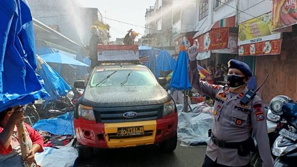 Batalyon B Pelopor Brimob Sumut Semprotkan Disinfektan di Pusat Keramaian Tebing Tinggi