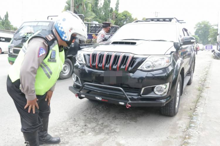 Petugas Menghentikan Belasan Kendaraan Berplat Luar Daerah Yang Akan Memasuki Kota Medan