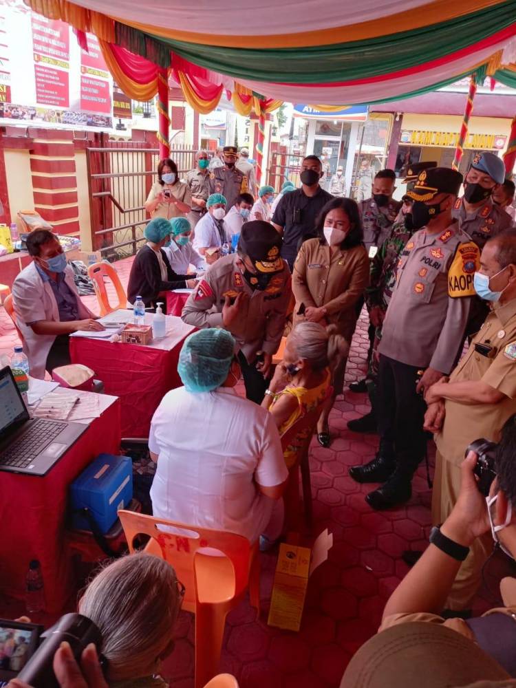 Kapoldasu Tinjau Vaksinasi Bagi Lansia di Kabupaten Samosir