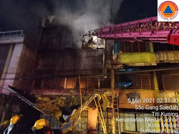 Dua Ruko Perabot di Brigjend Zein Hamid Hangus Terbakar
