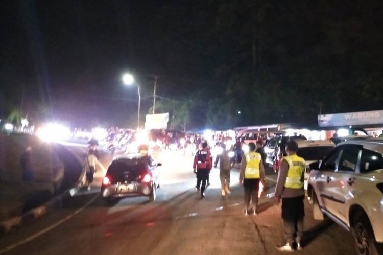 Petugas Kewalahan, Ribuan Pemudik Jebol Jalur Perbatasan Puncak-Cianjur