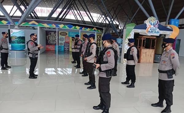 Brimob Polda Sumut Patroli di Bandara Kualanamu Jelang Hari Raya Idul Fitri 1441 H