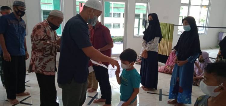 Dandim 0311/Pessel Salurkan Kotak Amal Mesjid Taqwa Ke Anak Yatim