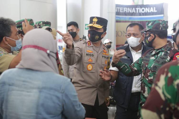 Cegah Covid-19 Kapolda bersama Forkopimda Saring Ketat Pekerja Migran Indonesia Masuk Jatim