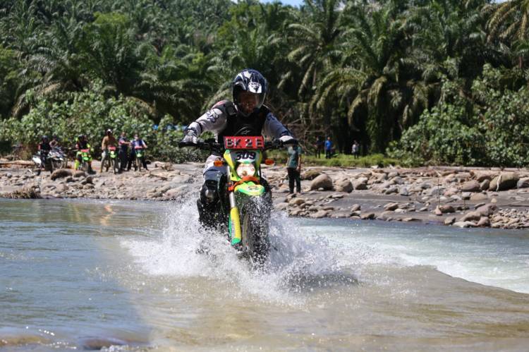 Tinjau rencana lokasi kampus baru, Rektor USU jajal perkebunan naik motor trail.