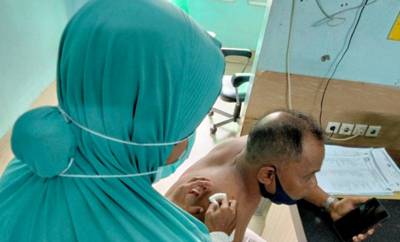 Pria Pakaian Busana Muslim Perempuan, Tikam Kepala Seksi Trantib