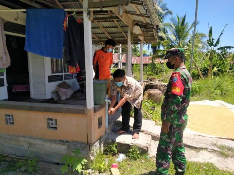 Ingatkan Prokes ke Masyarakat, Babinsa Cek Posko PPKM