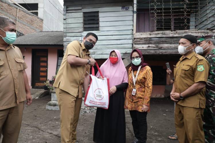 Wali Kota Medan Salurkan Bantuan Paket Sembako untuk Warga Kampung Nelayan