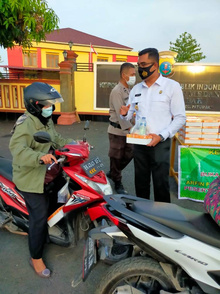 Serdik Sespimmen Polri Kompol Arfin Fachreza Berbagi Takjil dan Nasi Kotak