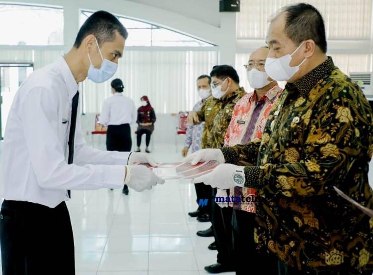 Wabup Asahan Serahkan Petikan Surat Keputusan Bupati Asahan Tentang Pengangkatan PPPK dan Dokumen Perjanjian Kerja