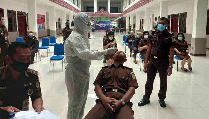 Hari Pertama Masuk Kerja, Seluruh Pegawai Kejati Sumut Langsung Rapid Antigen