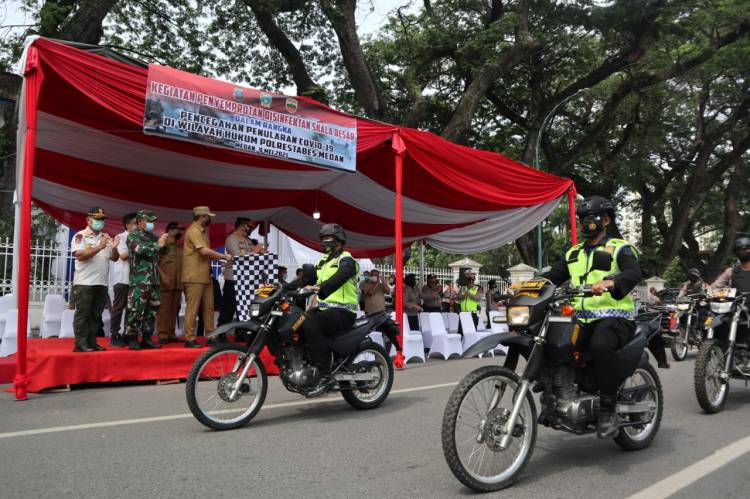 TNI POLRI dan PEMKO Medan Lakukan Penyemprotan Disinfektan Skala Besar