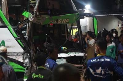 Bus Penagkut Ziarah Laga "Kambing" Kenek Tewas dan Lain Luka Luka