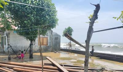 Akibat Dihantam Pasang Purnama, Rumah Warga Rusak Berat