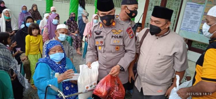 Kapolsek Percut Sei Tuan Berikan Bantuan Sembako Kepada Orangtua Lanjut Usia