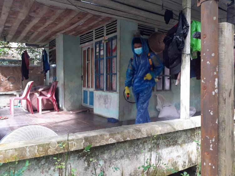 Sinergi Babinsa dan Perangkat Desa Lakukan Penyemprotan Disinfektan di Perumahan Warga