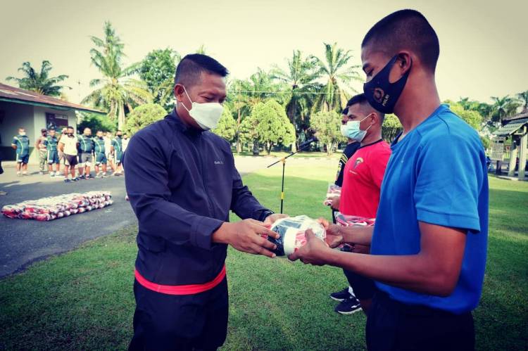 Bentuk Perhatian Terhadap Prajurit, Danyon Bagikan Sepatu Olahraga Secara Gratis