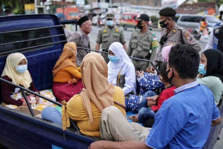Pos Penyekatan Terus Lanjut, Petugas Dapati Penumpang Bersembunyi di Atap Angkutan Umum