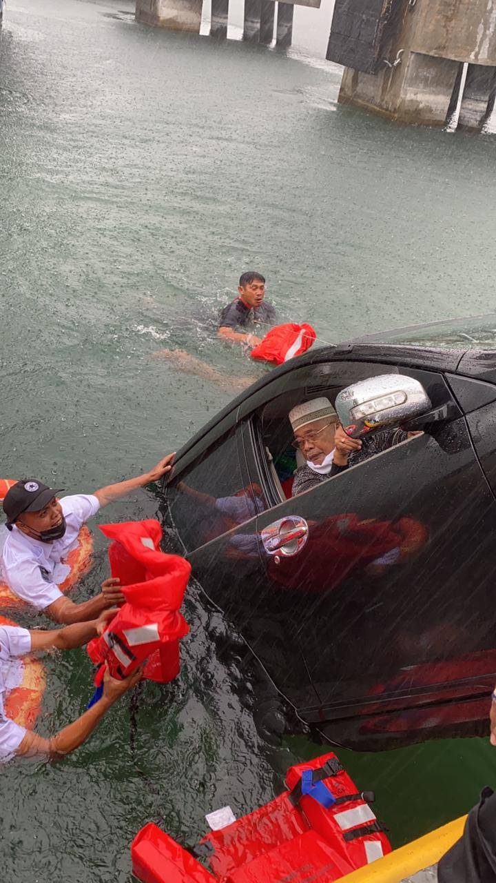 Polres Samosir Selidiki Jatuhnya 1 Unit Mobil Toyota Avanza ke Danau Toba